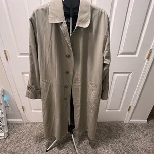 London Fog Classic Trench Coat, size 42 Regular Tan Beige USA made